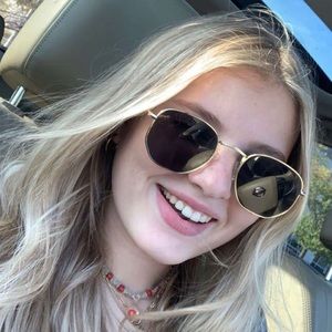 Meet your Posher, Kayla